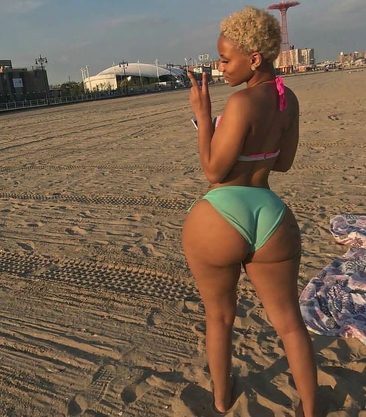 Luna Blaze – blonde Caribbean woman in green bikini posing on the beach