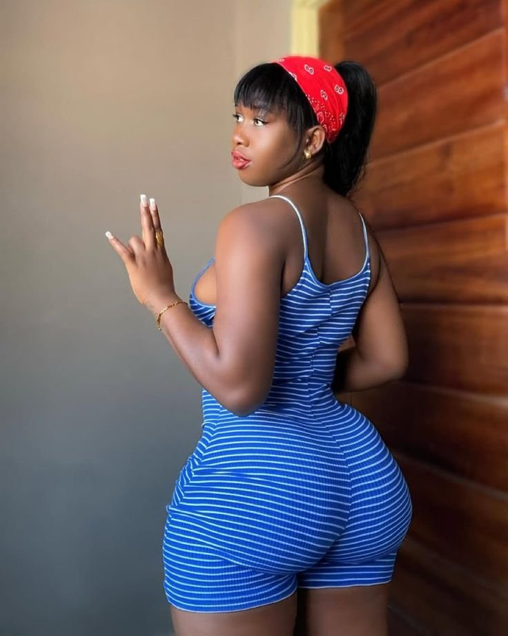 Sasha Monroe – Caribbean phone chat girl in London wearing blue romper and red bandana