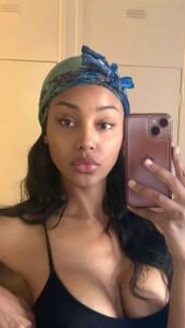 Zuri Noir – Curvy woman with headscarf taking a sexy mirror selfie for phone sex chat