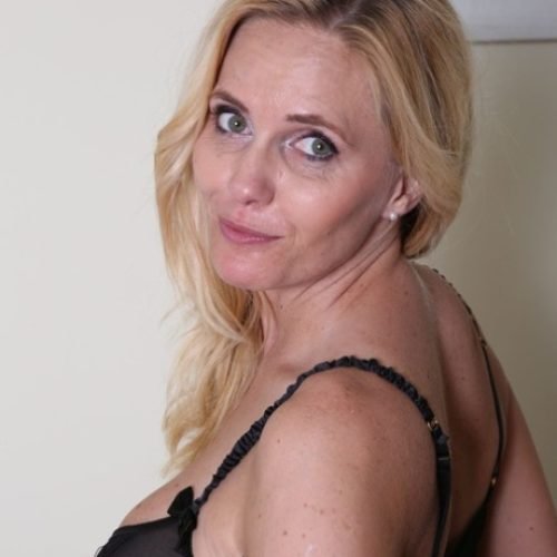 Becky, smiling blonde nurse from Luton with a warm and friendly expression