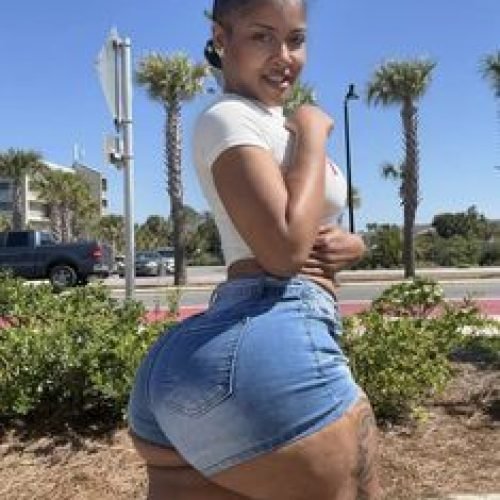 Tahlia Blaze – Caribbean phone sex girl in London wearing denim shorts and white crop top