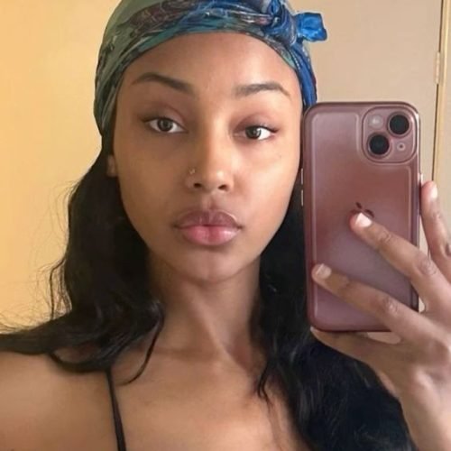 Zuri Noir – Curvy woman with headscarf taking a sexy mirror selfie for phone sex chat